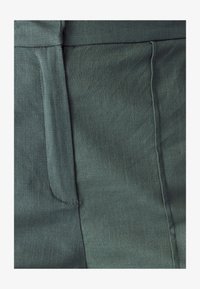 Atlasīts, dark olive