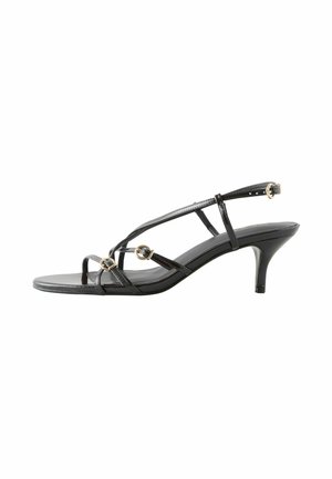 Schwarze Lackleder-Sandale mit einem schnörkeligen Design, einem dünnen Absatz und goldenen Akzenten. Verfügt über verstellbare Schnallen und eine offene Zehenpartie.