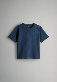 Navyblå kortærmet t-shirt i ribbet tekstur med rund hals og løs pasform. Enkel design uden ekstra mønstre eller detaljer.