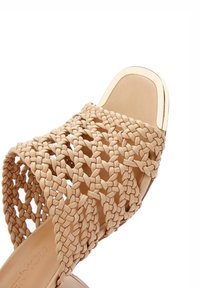 Derimod Sandali - beige
