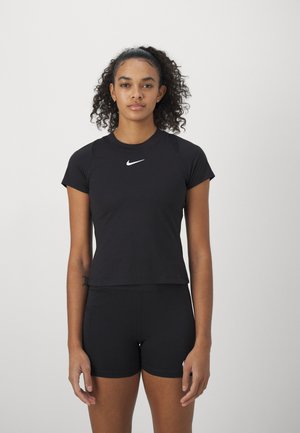 Zwarte sportieve t-shirt met korte mouwen, ronde hals en een wit Nike-logo op de borst, gecombineerd met zwarte shorts in een fitted ontwerp.