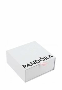 Scatola di gioielli rettangolare bianca con un nastro rosa per aprirla, caratterizzata da testo nero "PANDORA" sulla parte anteriore e una corona sopra la lettera 'O'.