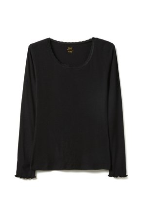 Schwarzes langärmeliges geripptes Shirt mit wellenförmigem Rand an Bündchen und Ausschnitt, Rundhals, auf weißem Hintergrund dargestellt.