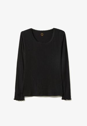 Schwarzes langärmeliges geripptes Shirt mit wellenförmigem Rand an Bündchen und Ausschnitt, Rundhals, auf weißem Hintergrund dargestellt.