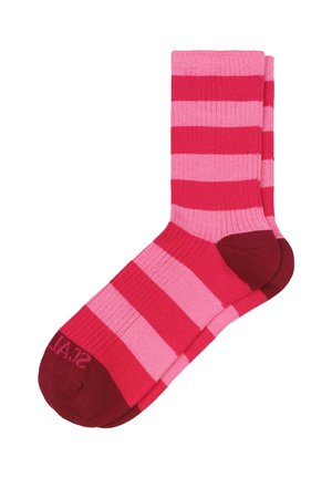 Calcetines a rayas rosas y rojos con textura acanalada, que presentan un acento de color rojo oscuro en la punta. Diseñados con un largo de caña media y puño elástico.
