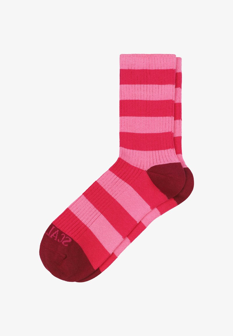 Calcetines a rayas rosas y rojos con textura acanalada, que presentan un acento de color rojo oscuro en la punta. Diseñados con un largo de caña media y puño elástico.