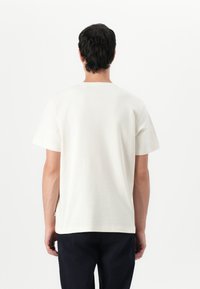 Guess Jeans SMALL LOGO TEE - Trükipildiga T-särk - pristine white