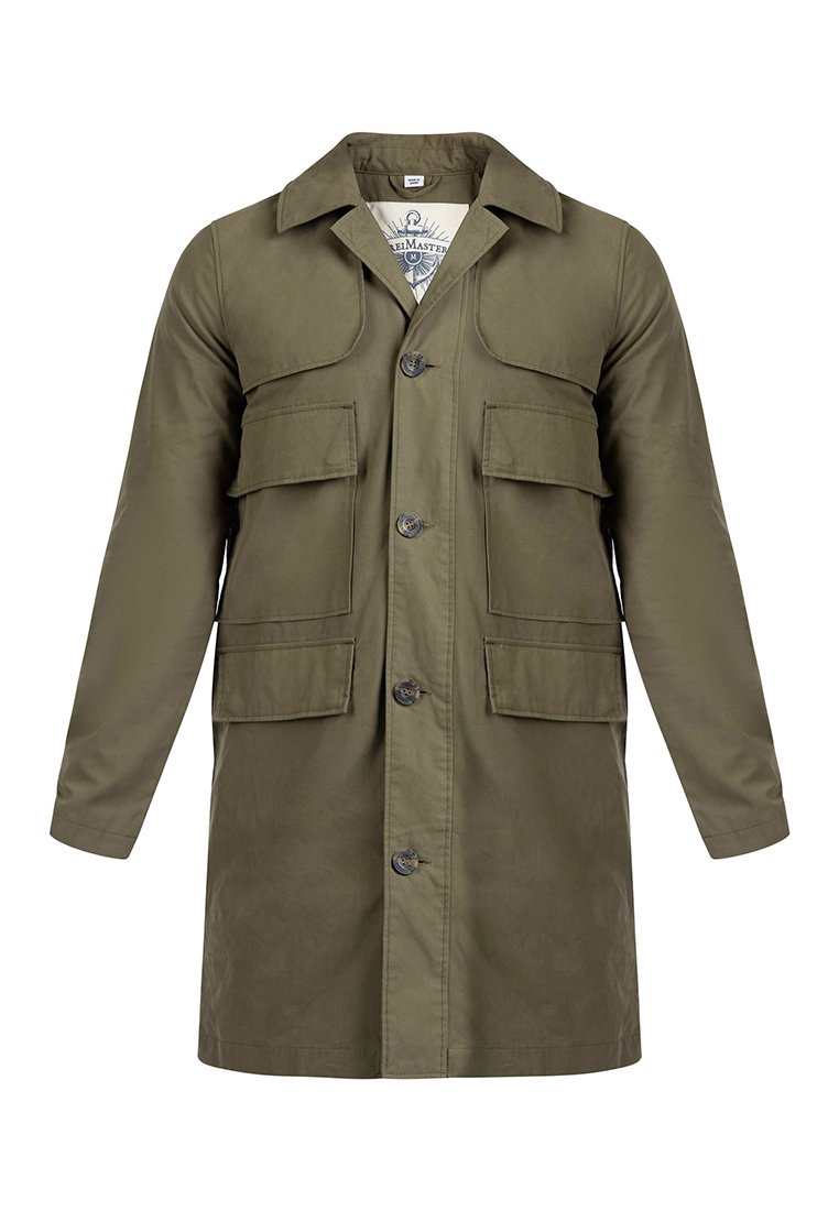 Cappotto verde oliva di lunghezza media realizzato in misto cotone. Presenta un colletto a punta, chiusura frontale con bottoni e due tasche sul petto con pattina.