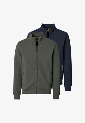 Dwie męskie swetry na zamek błyskawiczny z kołnierzami typu stójka, jeden oliwkowozielony z przodu, a drugi granatowy z tyłu, oba z suwakiem w bocznych kieszeniach.