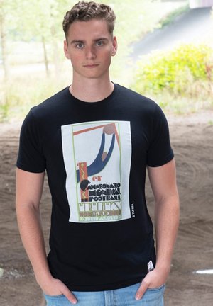 Zwarte katoenen T-shirt met een vintage-stijl grafische print met kleurrijke geometrische patronen en tekst gerelateerd aan het voetbalkampioenschap.
