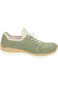 Baskets en suédine verte avec des accents beige, semelle texturée et lacets élastiques. Dotées d'un col rembourré et de détails de couture. 