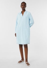Helles blau gestreiftes Kleid mit Kragen, langen Ärmeln und knielangem Schnitt. Hergestellt aus leichtem Stoff, mit vertikalen weißen Streifen.