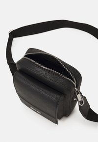 Calvin Klein MINIMALISM CUBE REPORTER UNISEX - Torba na ramię