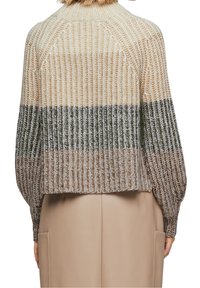 Maglione lavorato a maglia con una texture a coste in righe orizzontali beige, verdi e marroni, dalla vestibilità comoda e maniche raglan.