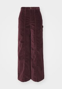 Wijde corduroy broeken in diep bordeauxrood, met een gladde textuur, knoopsluiting en zijzakken. Gemaakt met paneeldetails.