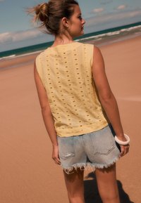 Next REGULAR FIT - BRODERIE - Weste - yellow