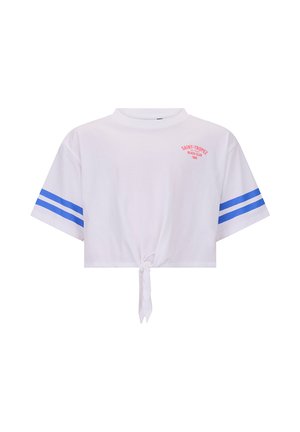 Biały krótki T-shirt z wiązaniem z przodu, niebieskimi podwójnymi paskami na rękawach oraz czerwonym napisem "Saint-Tropez Beach Club 1989" na piersi.