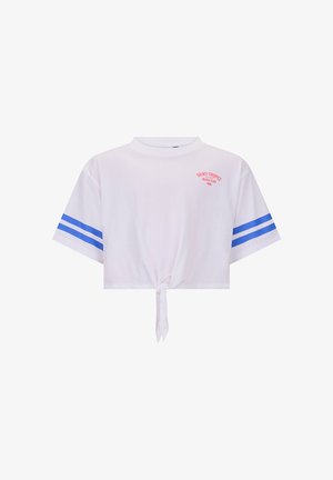 Wit cropped T-shirt met knoop aan de voorkant, blauwe dubbele strepen op de mouwen en rode tekst "Saint-Tropez Beach Club 1989" op de borst.