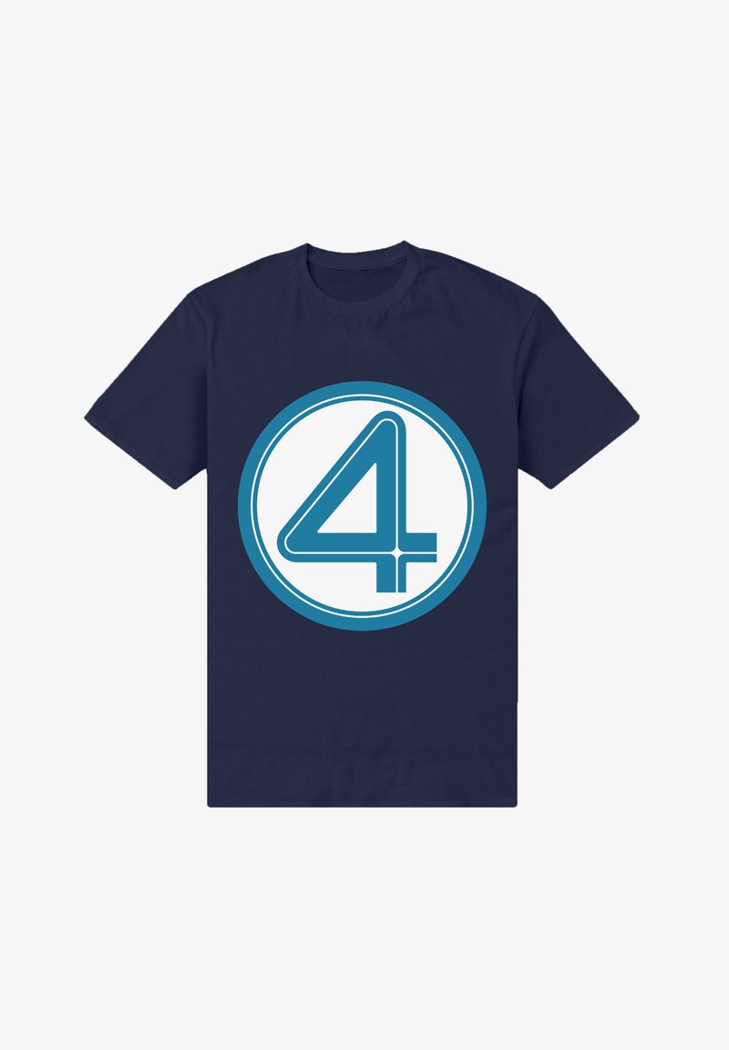 Granatowy T-shirt z dużym niebiesko-białym kołem, na którym znajduje się stylizowana liczba 4, umieszczona centralnie z przodu.