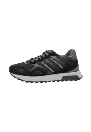 Baskets de sport noires et grises avec tige en mesh et suède, lacets gris, semelle blanche épaisse, et logo "REPLAY" sur le côté.