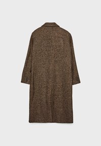 Manteau à chevrons marron avec un large revers, des manches longues et des accents de boutons aux poignets. Présente une coupe ample et un tissu texturé.