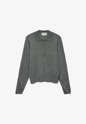 Grauer langärmeliger Strickpullover mit Kragen und einer Knopfleiste mit sechs Knöpfen, auf einem weißen Hintergrund präsentiert.