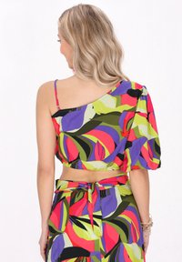 Farverig cropped top med asymmetrisk design med én skulder, livlige blomstermønstre og elastisk kantdetalje.