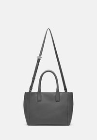 Graue Lederhandtasche mit rechteckiger Form, zwei oberen Traggriffen und einem abnehmbaren Schultergurt. Glatte Textur mit minimalem Beschlag.