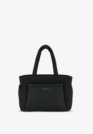 Zwarte gewatteerde tote bag met twee stevige handvatten, voorzien van een voorvak en een gladde textuur. Logo zichtbaar aan de voorkant.