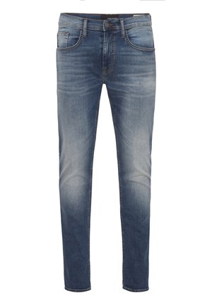 Jeans de mezclilla azul con un diseño ajustado, cinco bolsillos y un ligero desgaste, con costuras en contraste y cremallera.