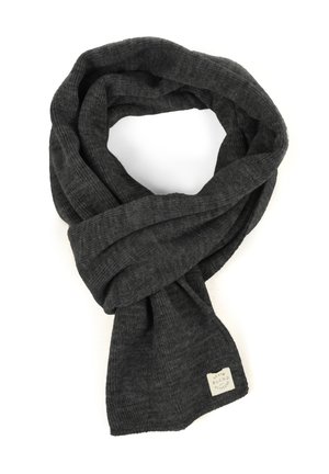 Bufanda gris de punto acanalado con textura suave, con una etiqueta adjunta en un extremo. Diseñada en estilo de bucle infinito.