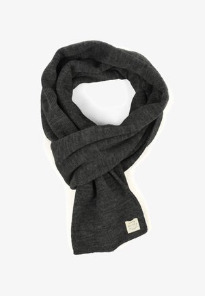 Bufanda gris de punto acanalado con textura suave, con una etiqueta adjunta en un extremo. Diseñada en estilo de bucle infinito.