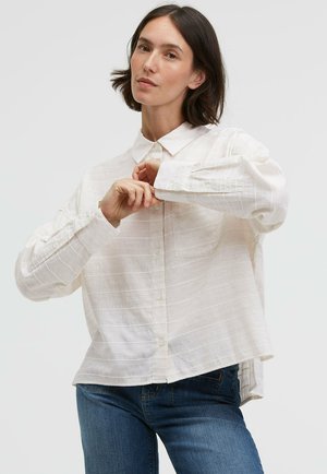 Weißes, langärmeliges Hemd mit Knopfleiste, strukturiertem Kragen, weicher Textur, dezent gestreiftem Muster und einer Tasche auf der linken Seite.