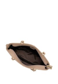 Borsa a tracolla beige con texture e hardware dorato, aperta nella parte superiore che rivela un rivestimento interno scuro e un delicato motivo con il logo del marchio. Cinture regolabili.