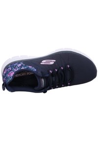 Scarpa sportiva della marina con collo a motivo floreale, design con lacci, suola bianca e imbottitura in schiuma memory. Parte superiore in mesh testurizzato per traspirabilità.