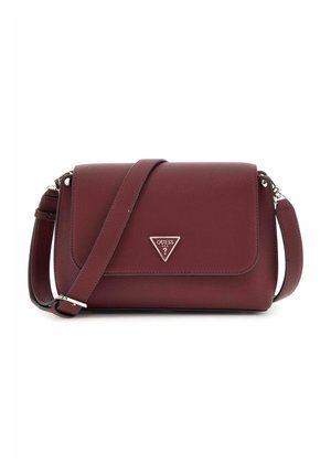 Sac bandoulière en simili cuir bordeaux avec un rabat magnétique, quincaillerie en argent et un accent de logo triangulaire. Texture lisse et sangle ajustable.