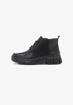 Czarne skórzane botki za kostkę z sznurówkami, gruba segmentowana gumowa podeszwa i pętelka przy pięcie, przedstawione z boku na białym tle.