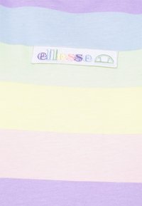 T-shirt à manches courtes multicolore à rayures, comprenant des nuances de violet, vert et rose. Logo Ellesse brodé sur un patch blanc. Texture en coton doux.