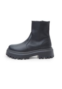 Crna gležnjača od glatke kože s debelim potplatom s teksturiranom obradom i bočnim zatvaračem za jednostavno oblačenje.