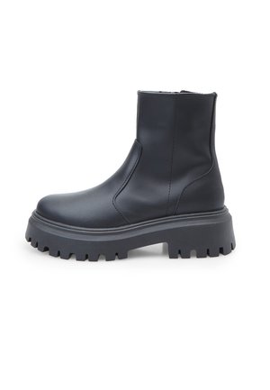 Crna gležnjača od glatke kože s debelim potplatom s teksturiranom obradom i bočnim zatvaračem za jednostavno oblačenje.