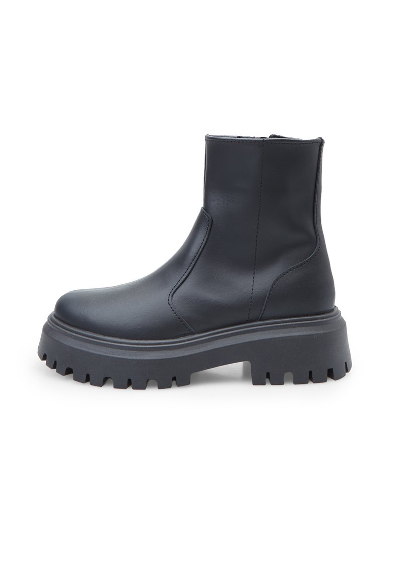 Crna gležnjača od glatke kože s debelim potplatom s teksturiranom obradom i bočnim zatvaračem za jednostavno oblačenje.