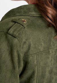 River Island Jacka i konstläder - khaki