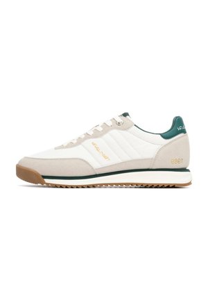 Zapatillas de cordones con una parte superior de cuero blanco y detalles en ante gris claro, tirador verde en el talón y suela de goma con patrón de zigzag.