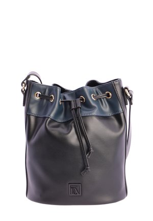 Bolso tipo cubo de cuero negro y azul marino con cierre de cuerda, ojales dorados, correa de hombro ajustable y logo en relieve en la parte frontal.