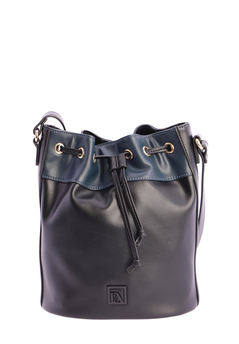 Bolso tipo cubo de cuero negro y azul marino con cierre de cuerda, ojales dorados, correa de hombro ajustable y logo en relieve en la parte frontal.