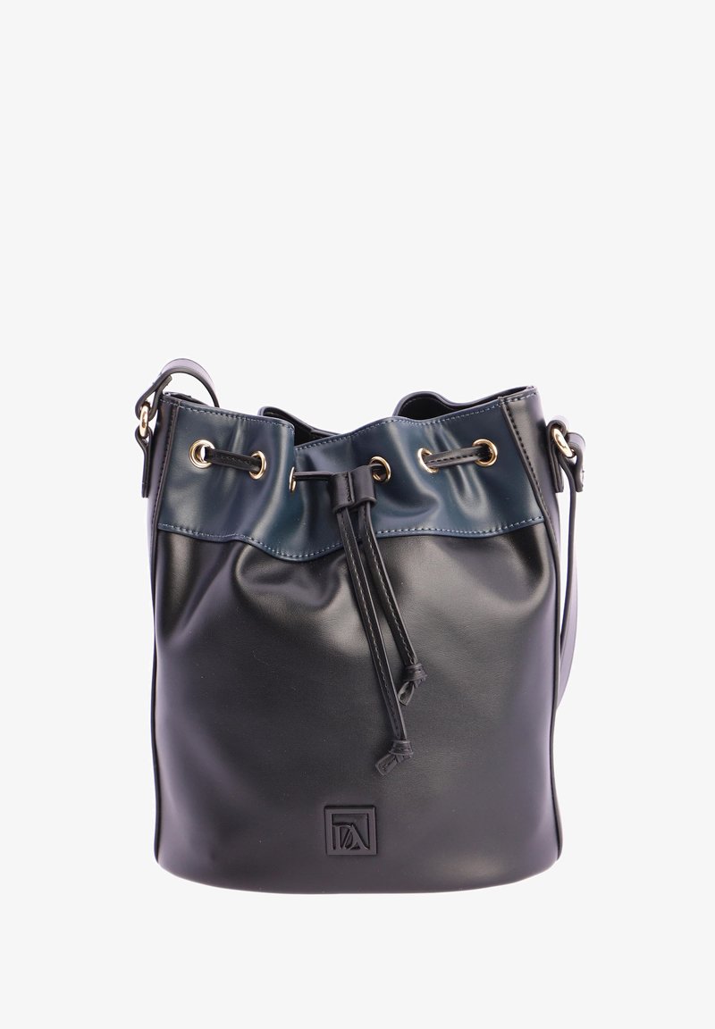 Bolso tipo cubo de cuero negro y azul marino con cierre de cuerda, ojales dorados, correa de hombro ajustable y logo en relieve en la parte frontal.