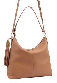 Sac à main en cuir tan avec une surface lisse et texturée, un design courbé, une fermeture éclair et un accent de gland décoratif sur la sangle.
