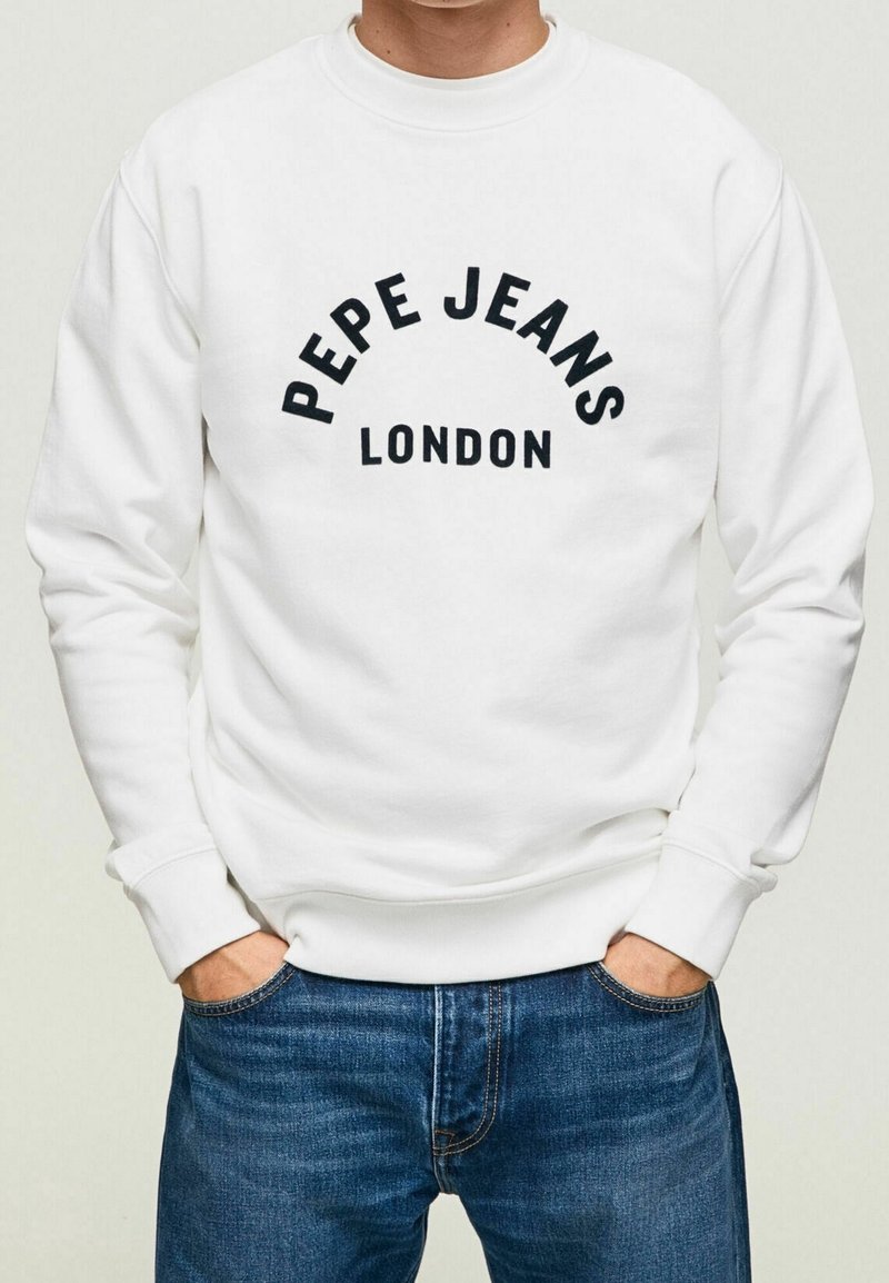 Biała bluza z okrągłym dekoltem i długimi rękawami. Na piersi znajduje się napis "PEPE JEANS LONDON" w czarnym, zakrzywionym tekscie.
