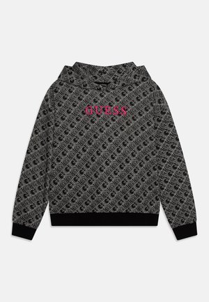 Sort og grå mønstret hættetrøje med gentagne "G" bogstaver og lyserødt "GUESS" logo centreret på brystet, sorte manchetter og kant.