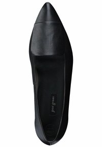 Chaussure plate en cuir noir avec un bout pointu, présentant un panneau en cuir lisse contrastant à l'avant et un design à faible décolleté.